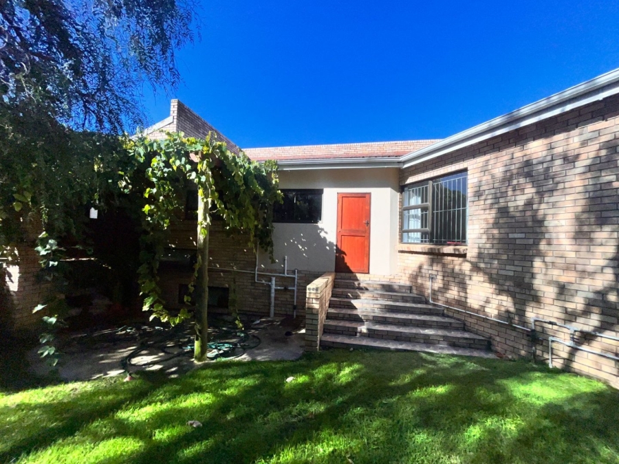 6 Bedroom Property for Sale in Wavecrest Eastern Cape